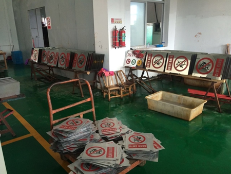 電力標(biāo)識標(biāo)牌蝕刻機(jī)的應(yīng)用